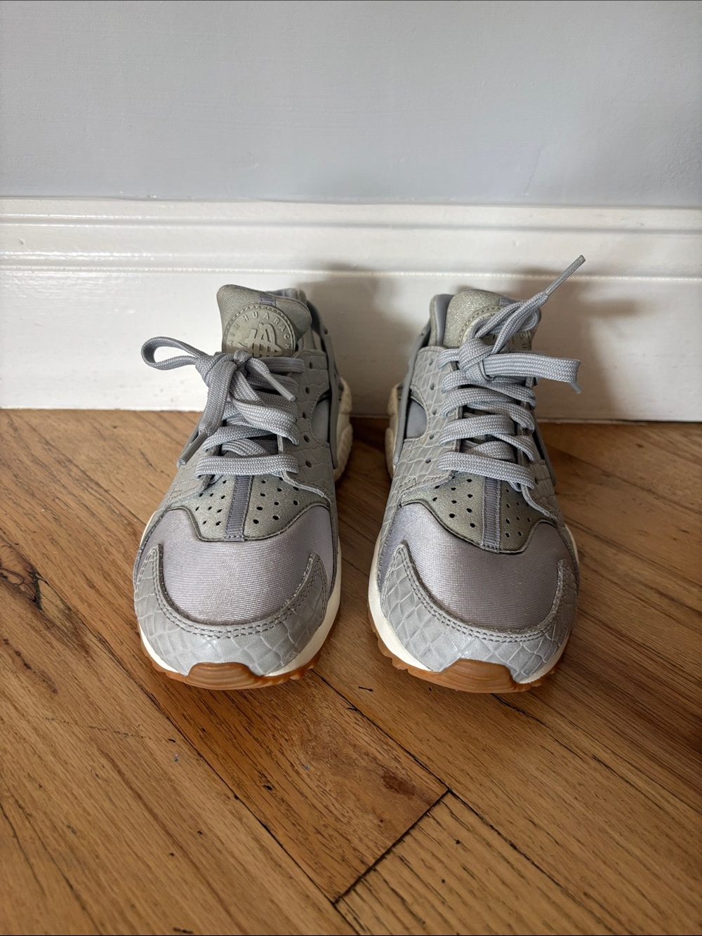 Nike Air Huarache Run Premium Women's Size 6 Running Shoes Wolf Gray
